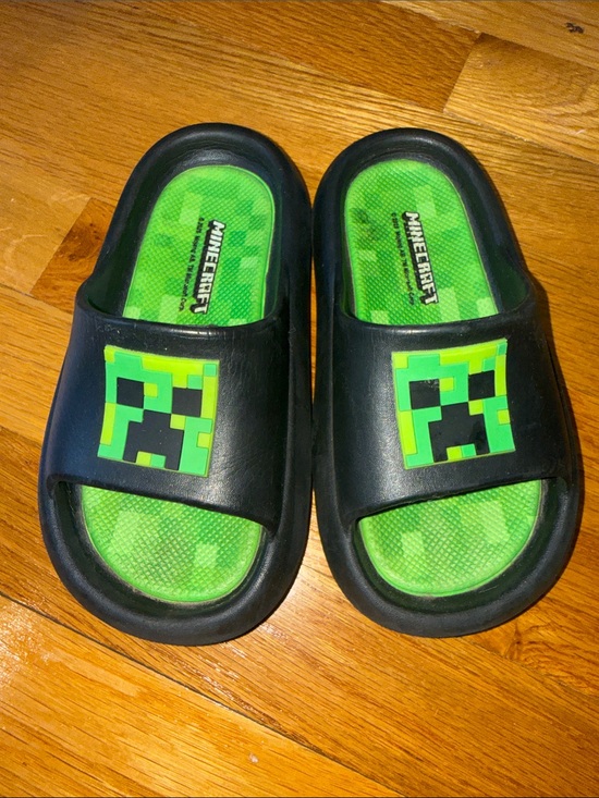 Minecraft Other - Minecraft Kids' Molded Slide Sandal size 11/12 black and green
